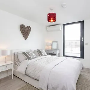 2 Bedroom Penthouse - Large Balcony - Minster View Apartment
