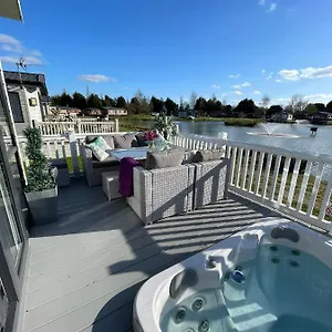 Lakeview Winter With Hot Tub Chalet